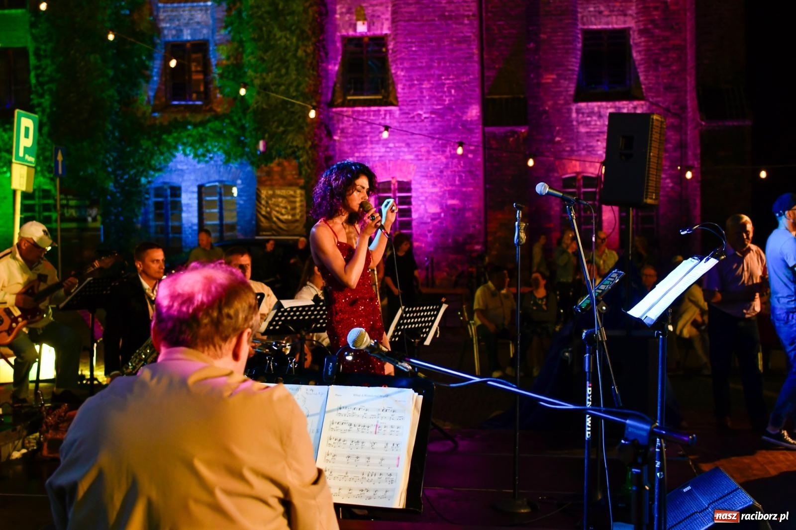 Zdjęcie w galerii na portalu naszraciborz.pl: Potańcówka na OFCE: Kraków Street Band i dancing pod Tęczową w klimatach swingowych wiadomości z regionu