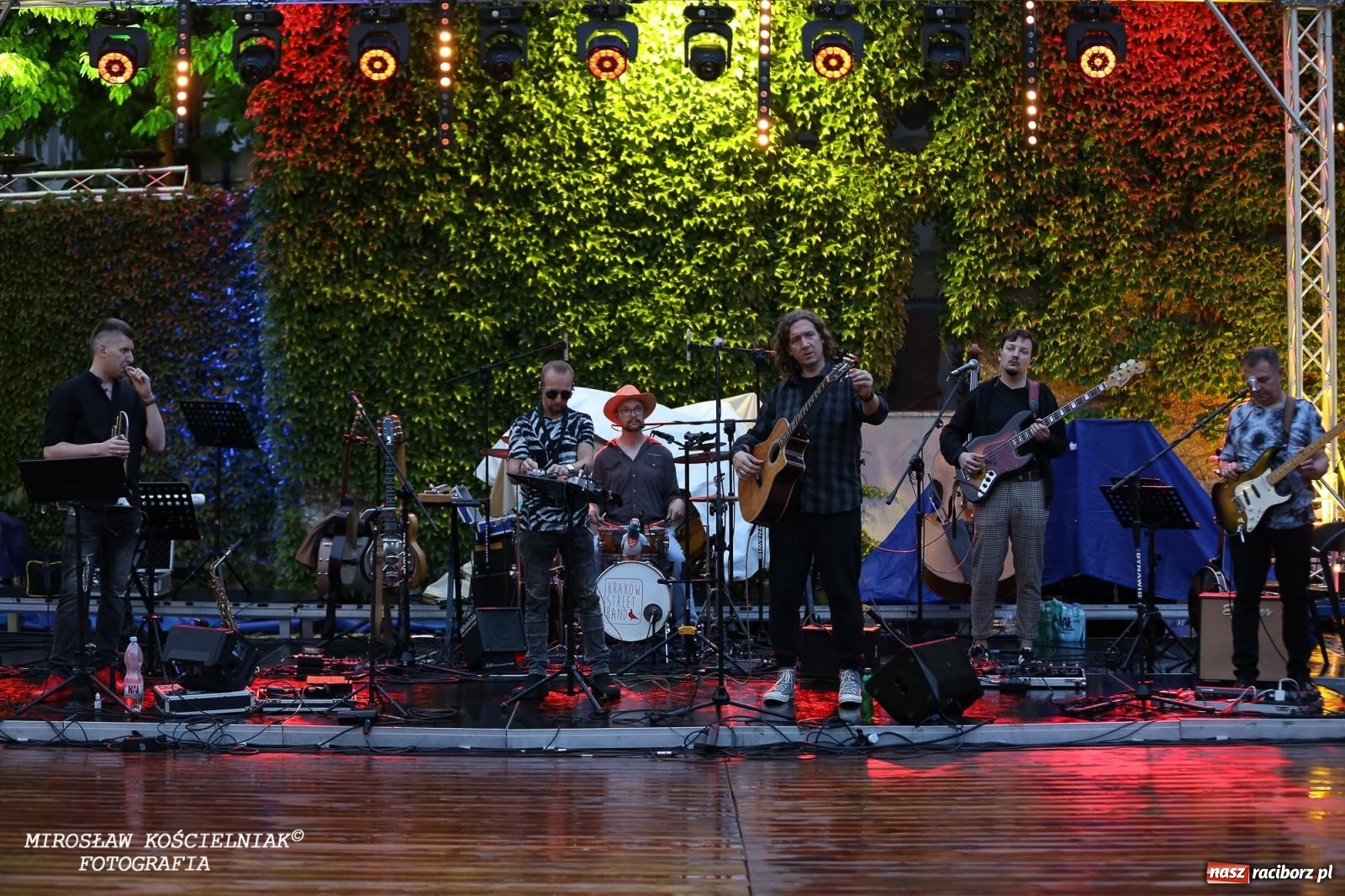 Zdjęcie w galerii na portalu naszraciborz.pl: Potańcówka na OFCE: Kraków Street Band i dancing pod Tęczową w klimatach swingowych wiadomości z regionu