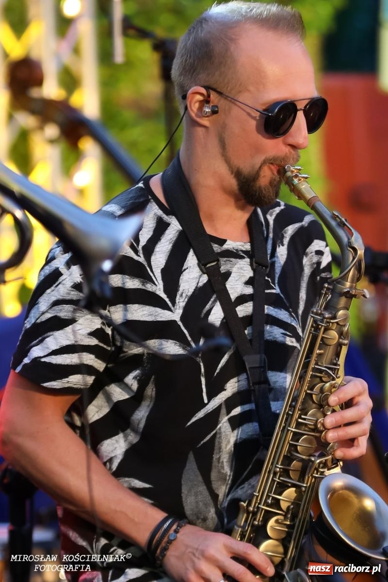 Zdjęcie w galerii na portalu naszraciborz.pl: Potańcówka na OFCE: Kraków Street Band i dancing pod Tęczową w klimatach swingowych wiadomości z regionu