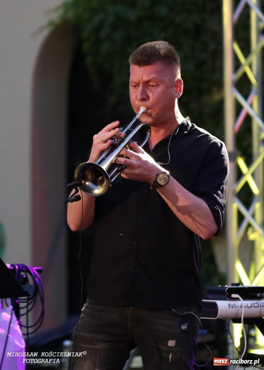 Zdjęcie w galerii na portalu naszraciborz.pl: Potańcówka na OFCE: Kraków Street Band i dancing pod Tęczową w klimatach swingowych wiadomości z regionu