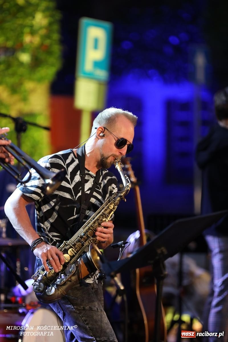 Zdjęcie w galerii na portalu naszraciborz.pl: Potańcówka na OFCE: Kraków Street Band i dancing pod Tęczową w klimatach swingowych wiadomości z regionu
