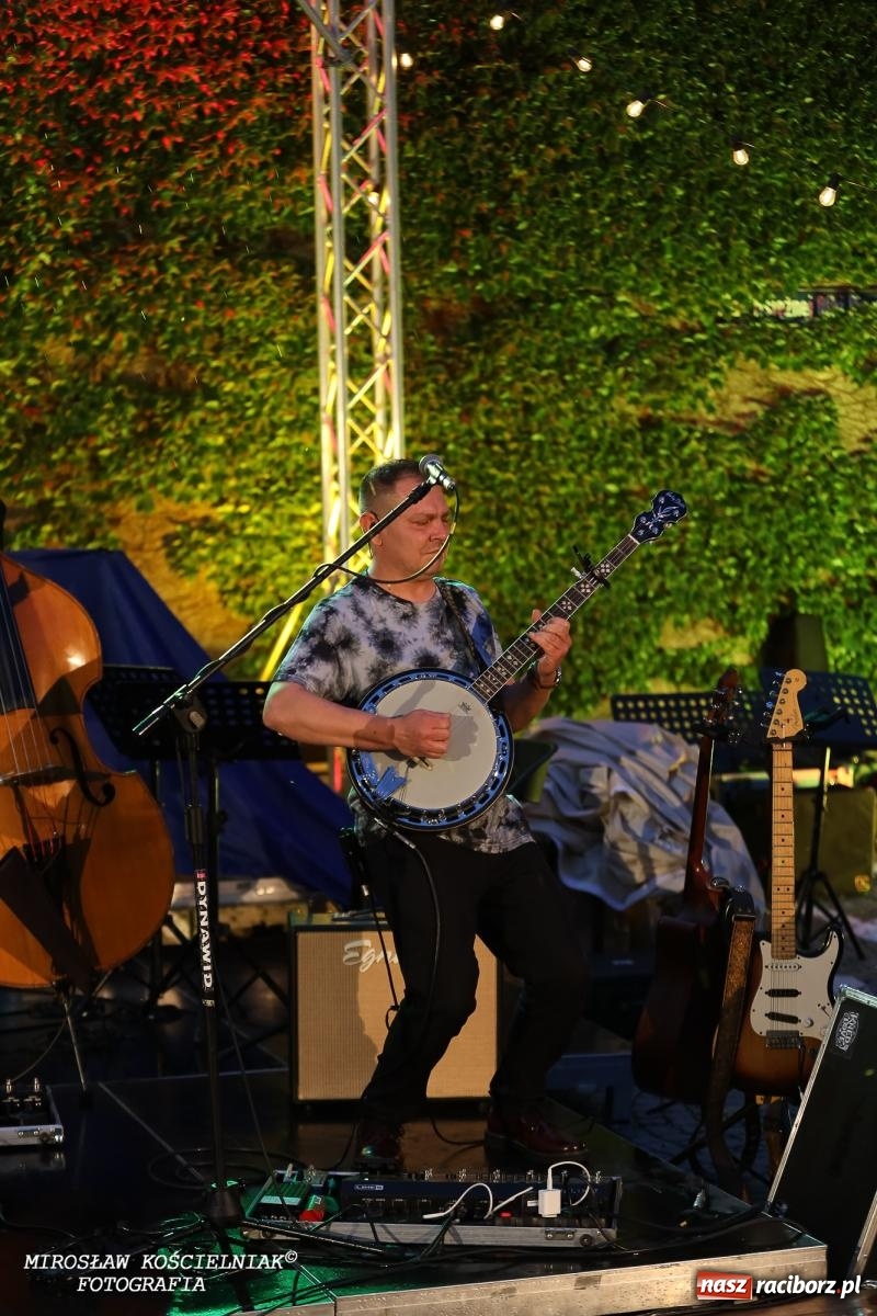 Zdjęcie w galerii na portalu naszraciborz.pl: Potańcówka na OFCE: Kraków Street Band i dancing pod Tęczową w klimatach swingowych wiadomości z regionu