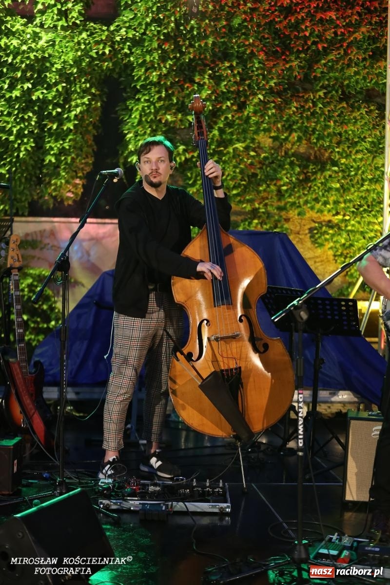 Zdjęcie w galerii na portalu naszraciborz.pl: Potańcówka na OFCE: Kraków Street Band i dancing pod Tęczową w klimatach swingowych wiadomości z regionu
