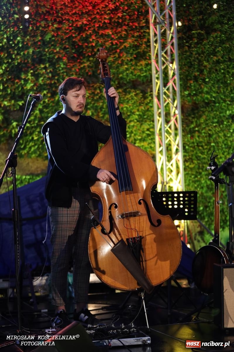 Zdjęcie w galerii na portalu naszraciborz.pl: Potańcówka na OFCE: Kraków Street Band i dancing pod Tęczową w klimatach swingowych wiadomości z regionu