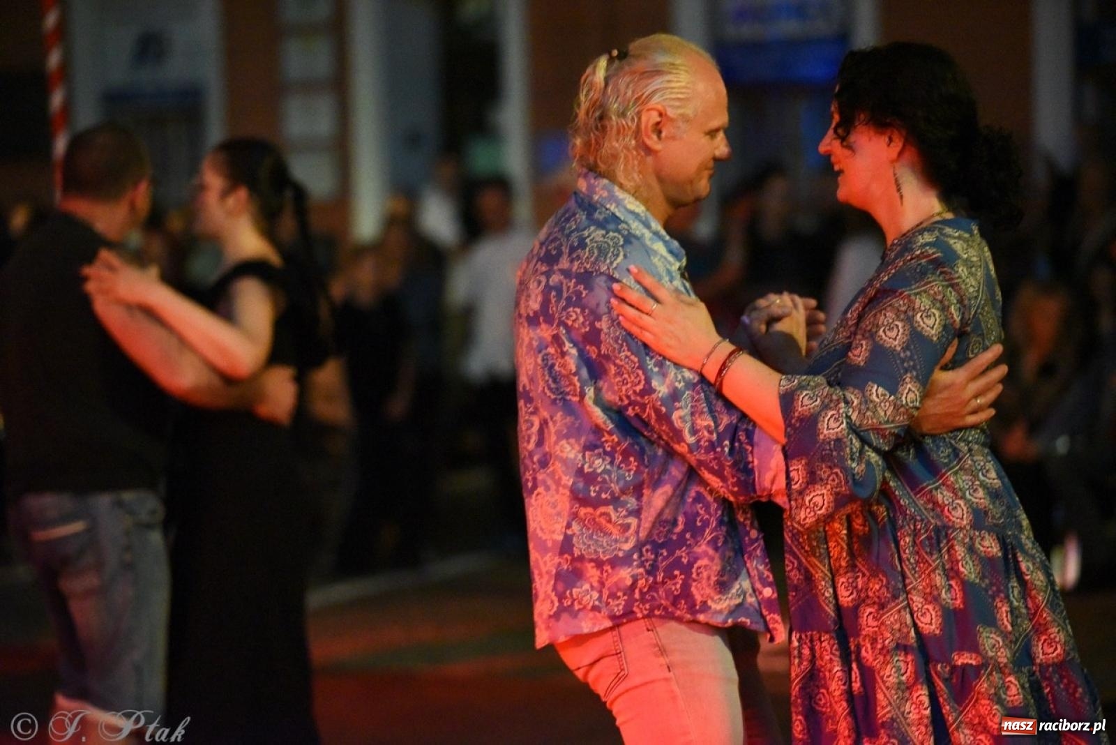 Zdjęcie w galerii na portalu naszraciborz.pl: Potańcówka na OFCE: Kraków Street Band i dancing pod Tęczową w klimatach swingowych wiadomości z regionu