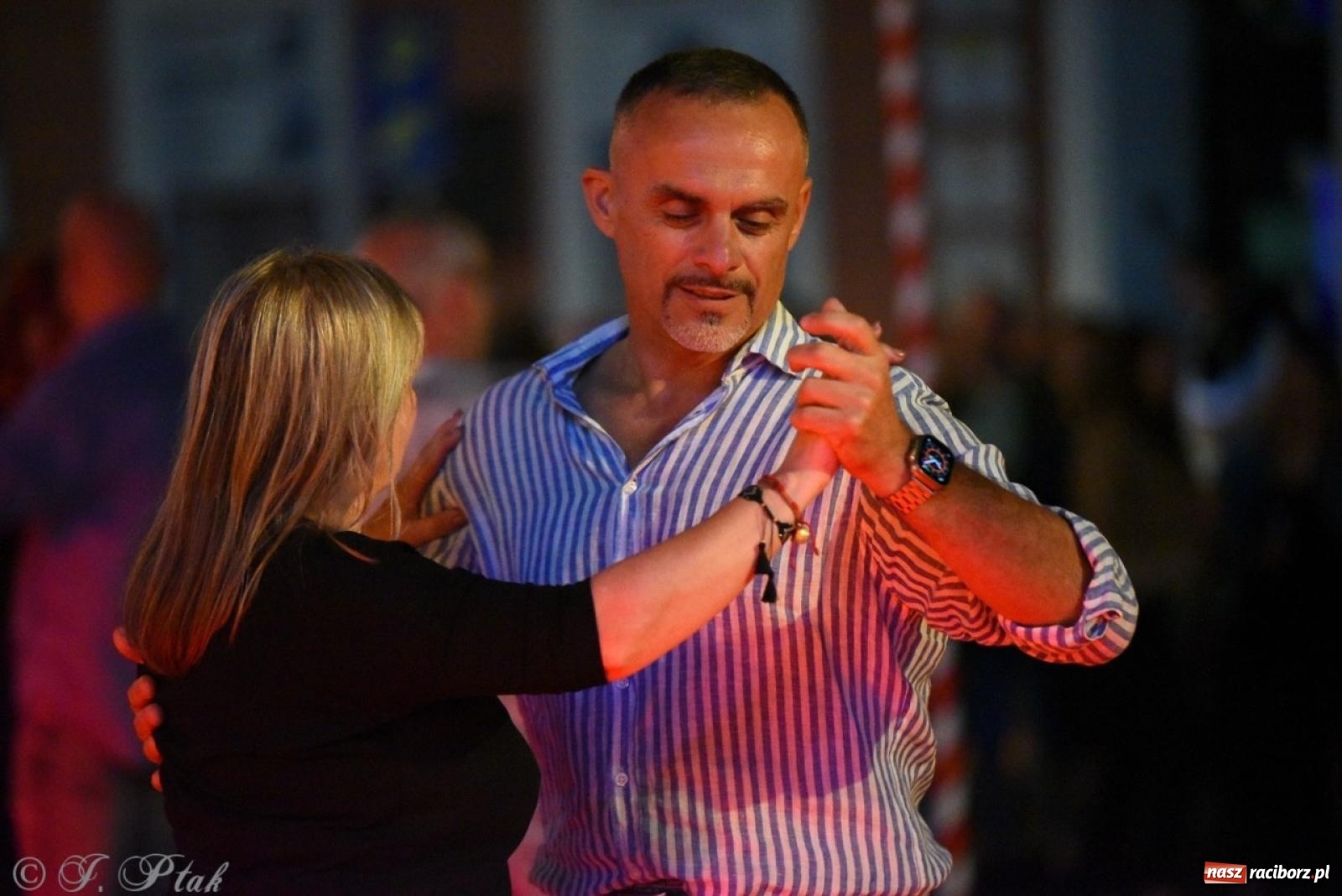 Zdjęcie w galerii na portalu naszraciborz.pl: Potańcówka na OFCE: Kraków Street Band i dancing pod Tęczową w klimatach swingowych wiadomości z regionu