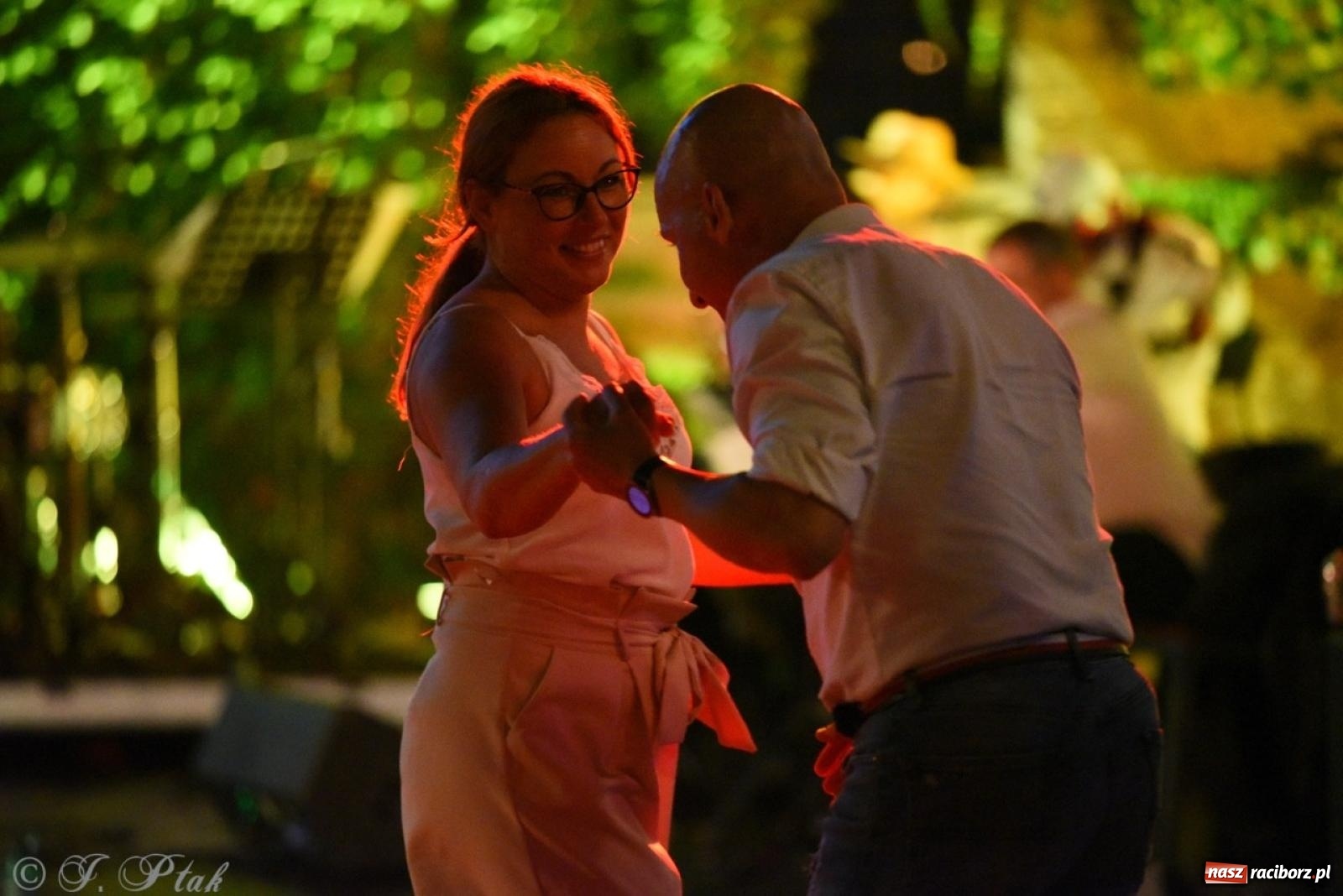 Zdjęcie w galerii na portalu naszraciborz.pl: Potańcówka na OFCE: Kraków Street Band i dancing pod Tęczową w klimatach swingowych wiadomości z regionu