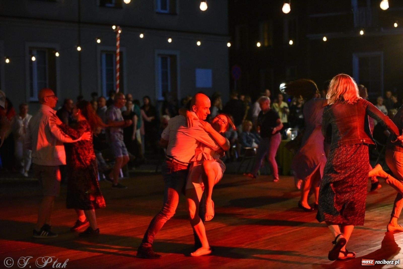 Zdjęcie w galerii na portalu naszraciborz.pl: Potańcówka na OFCE: Kraków Street Band i dancing pod Tęczową w klimatach swingowych wiadomości z regionu