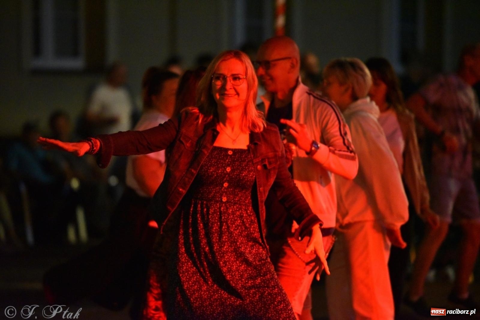 Zdjęcie w galerii na portalu naszraciborz.pl: Potańcówka na OFCE: Kraków Street Band i dancing pod Tęczową w klimatach swingowych wiadomości z regionu