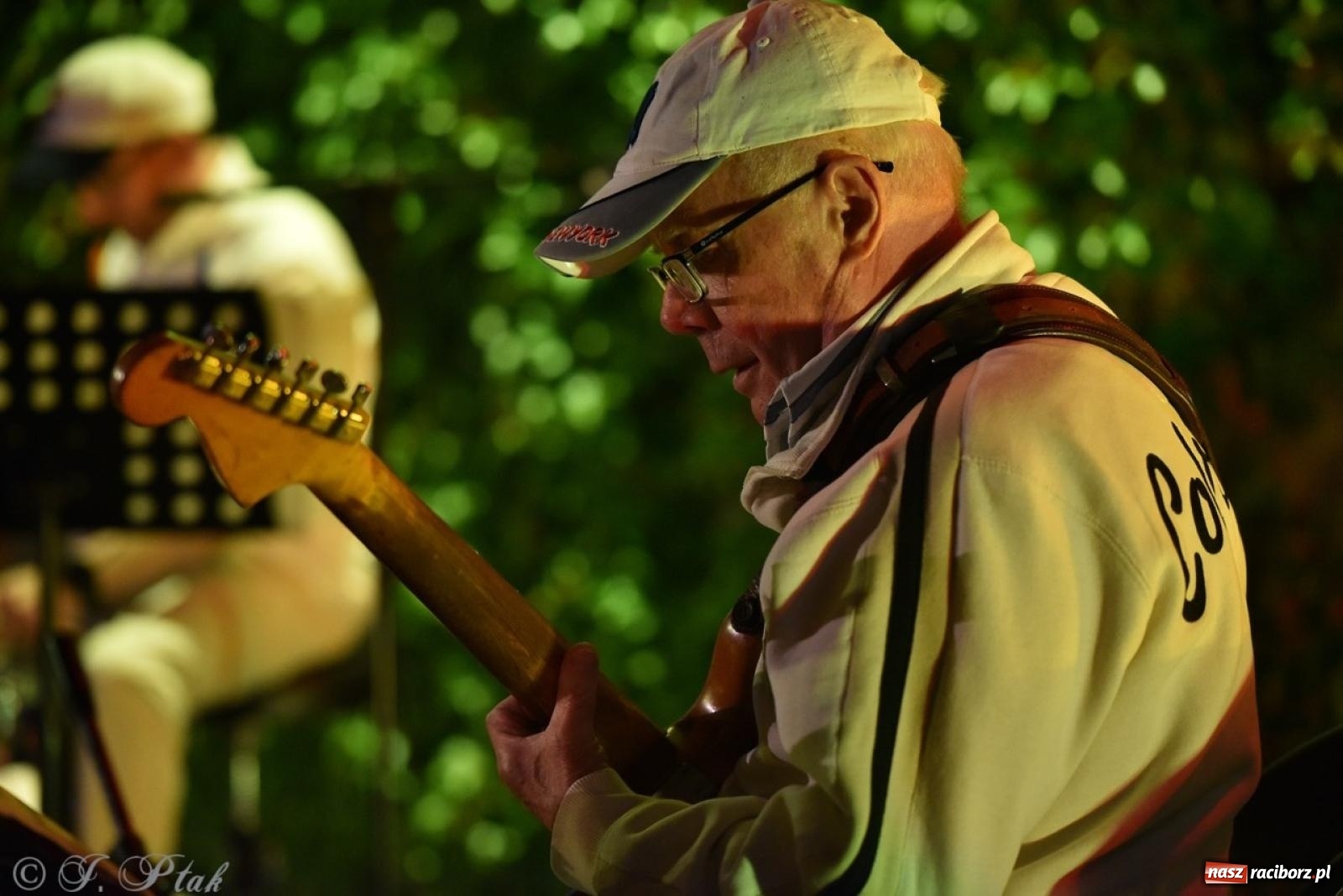 Zdjęcie w galerii na portalu naszraciborz.pl: Potańcówka na OFCE: Kraków Street Band i dancing pod Tęczową w klimatach swingowych wiadomości z regionu