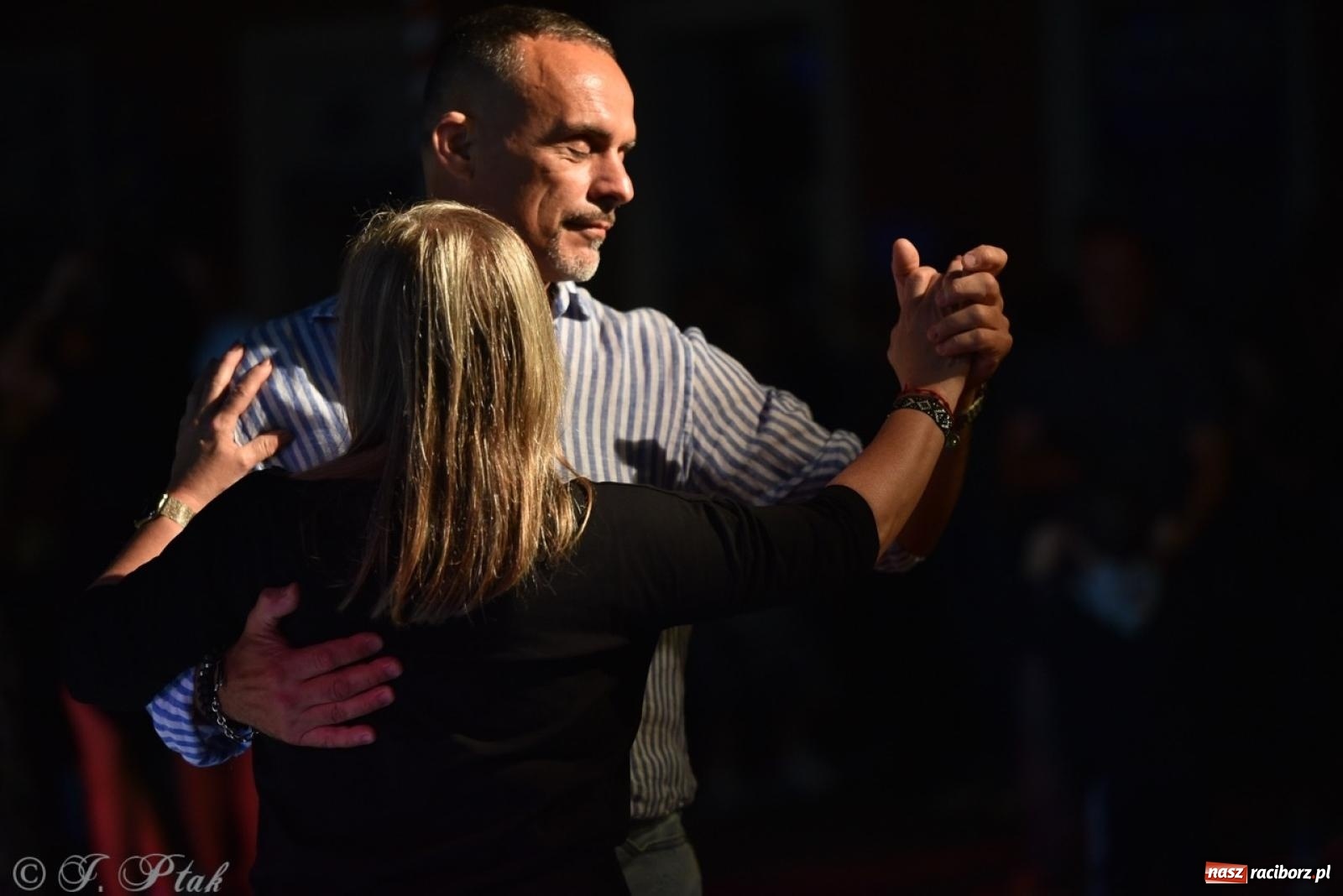 Zdjęcie w galerii na portalu naszraciborz.pl: Potańcówka na OFCE: Kraków Street Band i dancing pod Tęczową w klimatach swingowych wiadomości z regionu