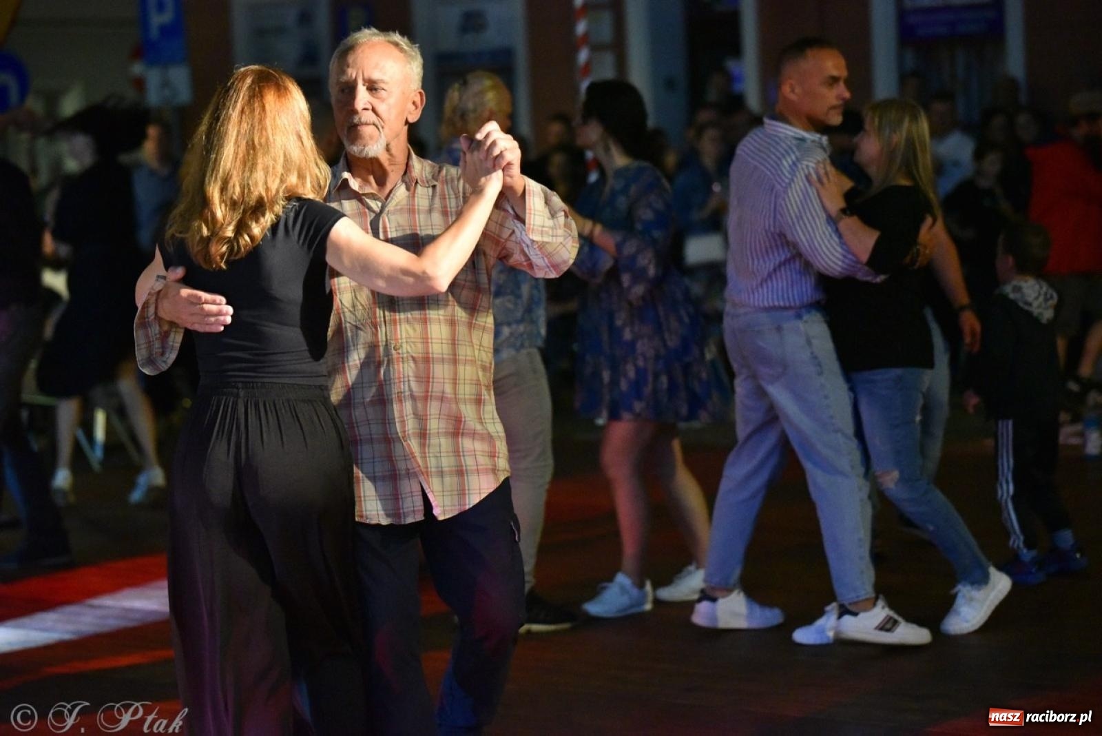 Zdjęcie w galerii na portalu naszraciborz.pl: Potańcówka na OFCE: Kraków Street Band i dancing pod Tęczową w klimatach swingowych wiadomości z regionu