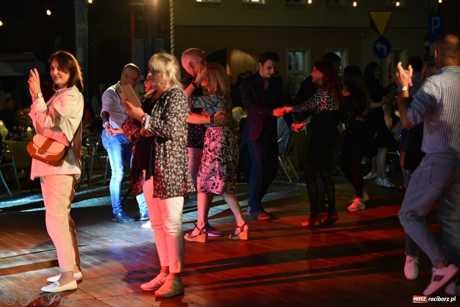 Zdjęcie w galerii na portalu naszraciborz.pl: Potańcówka na OFCE: Kraków Street Band i dancing pod Tęczową w klimatach swingowych wiadomości z regionu