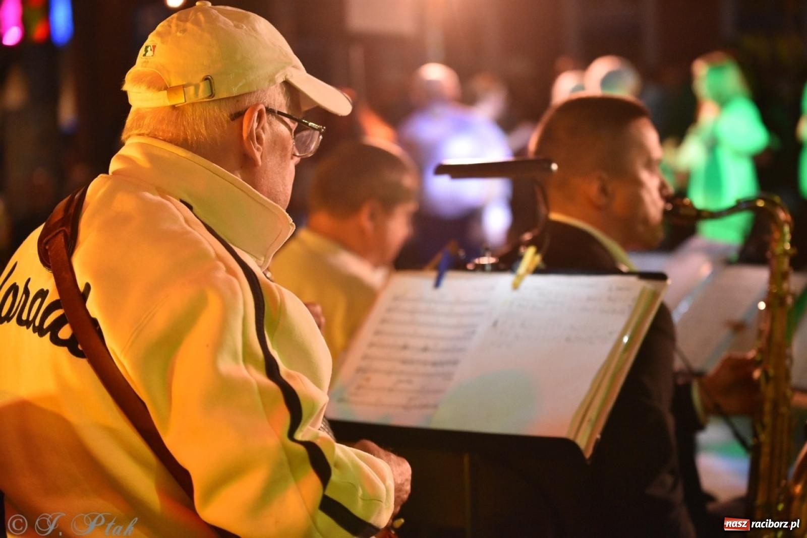 Zdjęcie w galerii na portalu naszraciborz.pl: Potańcówka na OFCE: Kraków Street Band i dancing pod Tęczową w klimatach swingowych wiadomości z regionu