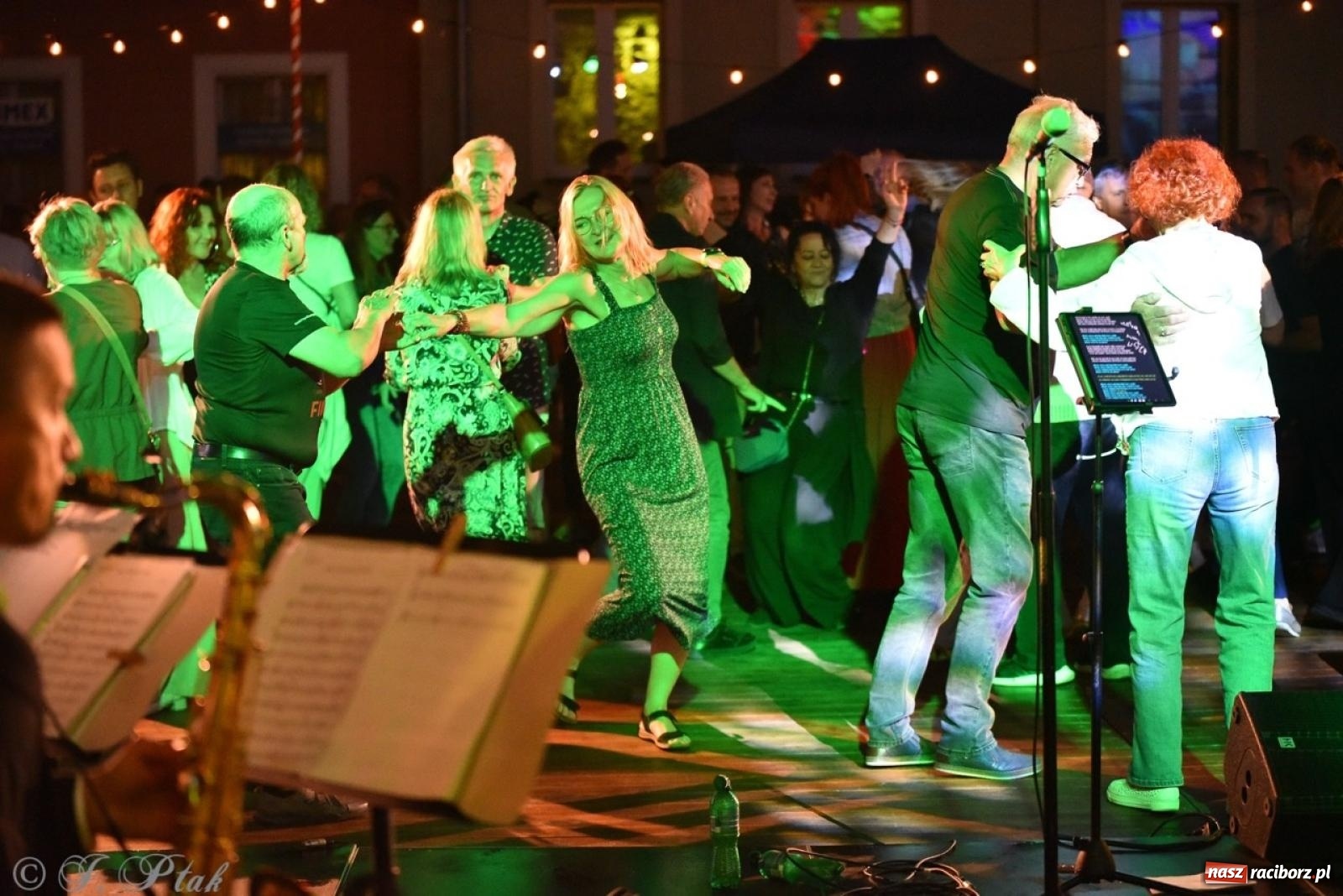 Zdjęcie w galerii na portalu naszraciborz.pl: Potańcówka na OFCE: Kraków Street Band i dancing pod Tęczową w klimatach swingowych wiadomości z regionu