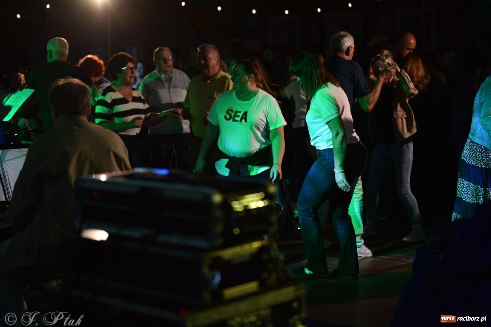 Zdjęcie w galerii na portalu naszraciborz.pl: Potańcówka na OFCE: Kraków Street Band i dancing pod Tęczową w klimatach swingowych wiadomości z regionu