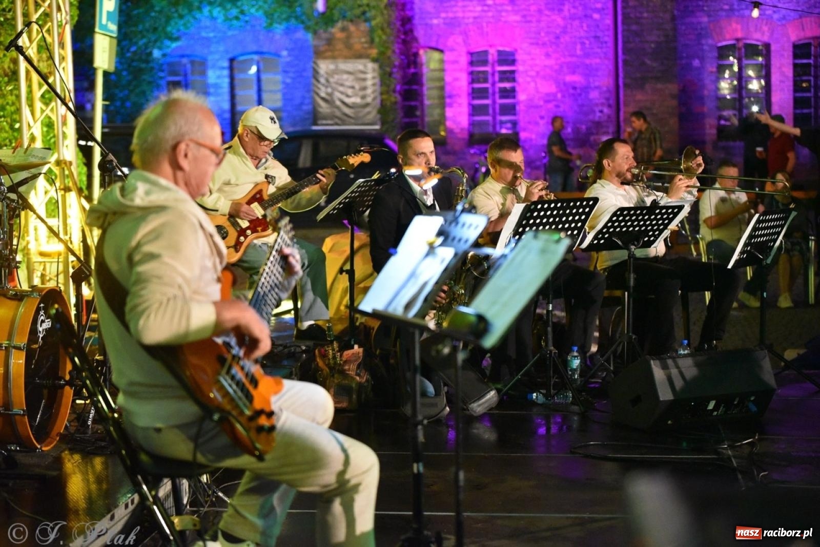 Zdjęcie w galerii na portalu naszraciborz.pl: Potańcówka na OFCE: Kraków Street Band i dancing pod Tęczową w klimatach swingowych wiadomości z regionu