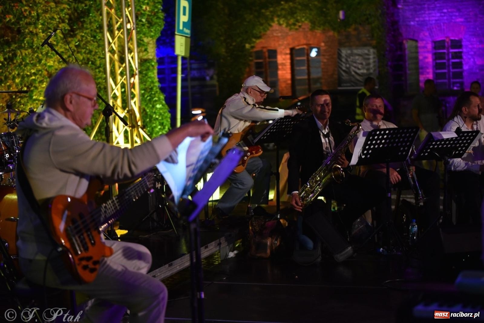 Zdjęcie w galerii na portalu naszraciborz.pl: Potańcówka na OFCE: Kraków Street Band i dancing pod Tęczową w klimatach swingowych wiadomości z regionu