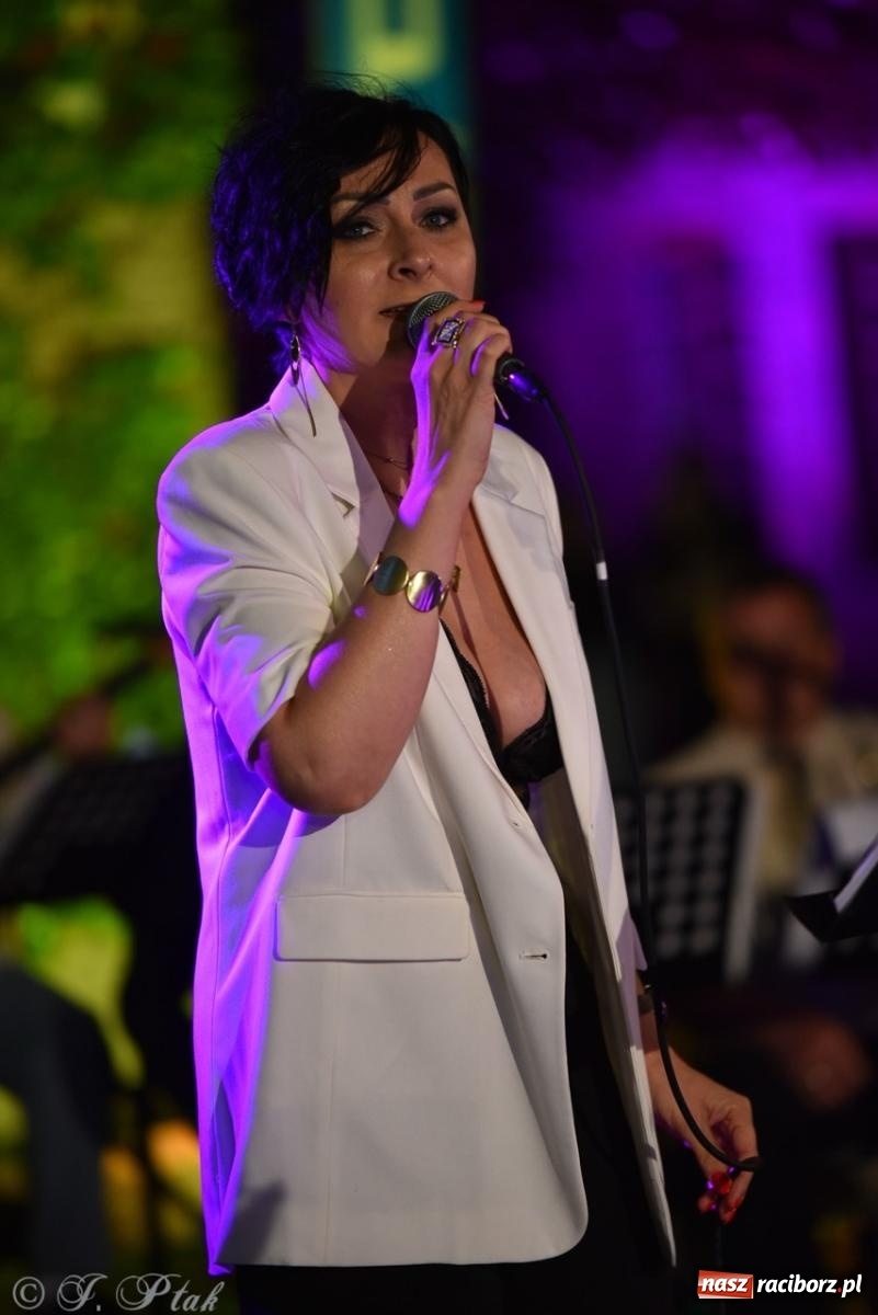 Zdjęcie w galerii na portalu naszraciborz.pl: Potańcówka na OFCE: Kraków Street Band i dancing pod Tęczową w klimatach swingowych wiadomości z regionu