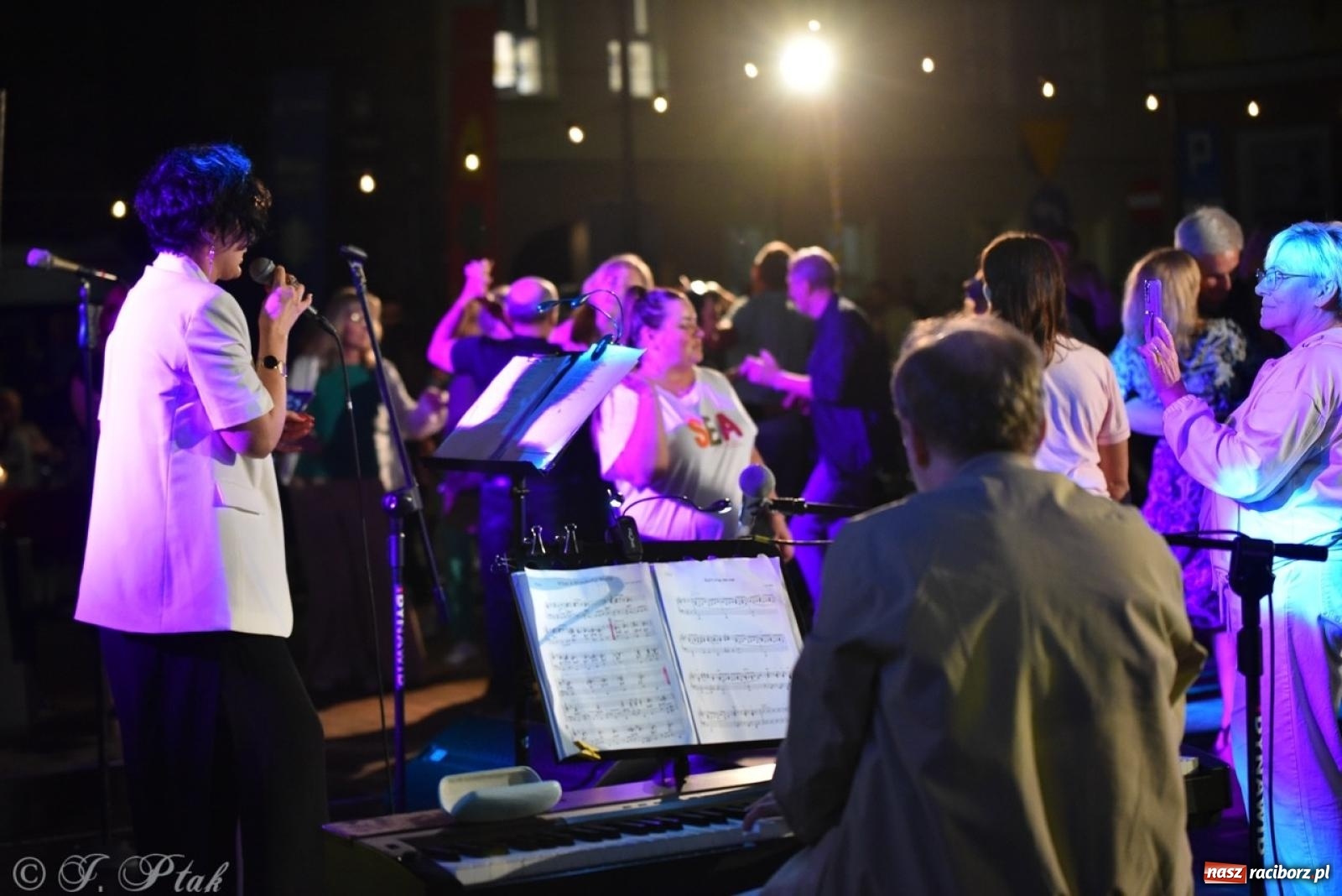 Zdjęcie w galerii na portalu naszraciborz.pl: Potańcówka na OFCE: Kraków Street Band i dancing pod Tęczową w klimatach swingowych wiadomości z regionu
