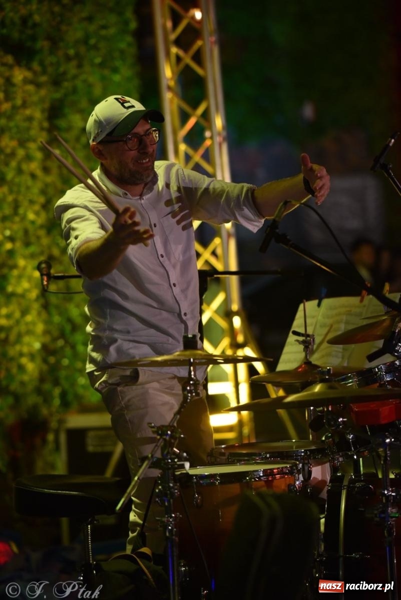 Zdjęcie w galerii na portalu naszraciborz.pl: Potańcówka na OFCE: Kraków Street Band i dancing pod Tęczową w klimatach swingowych wiadomości z regionu