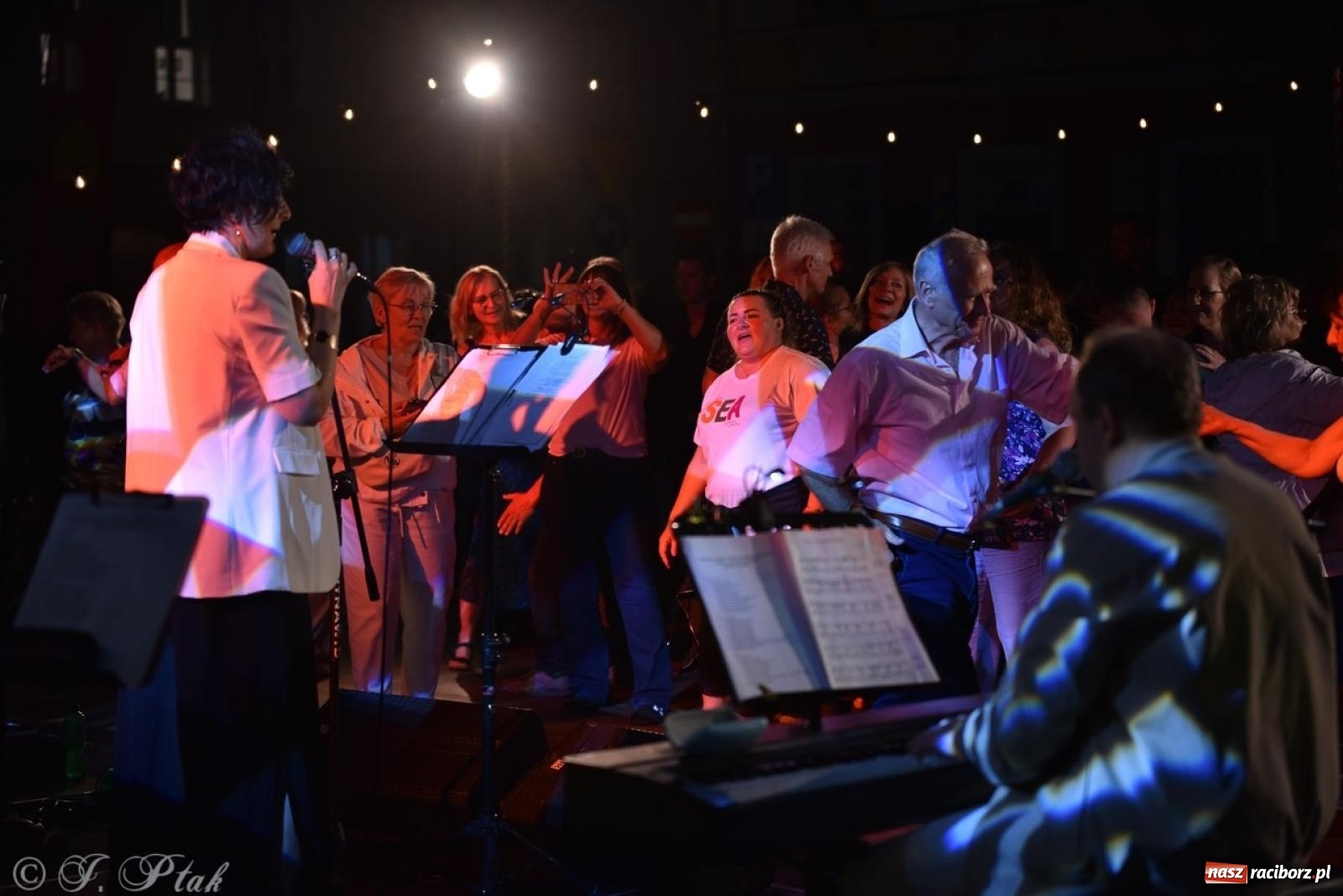 Zdjęcie w galerii na portalu naszraciborz.pl: Potańcówka na OFCE: Kraków Street Band i dancing pod Tęczową w klimatach swingowych wiadomości z regionu