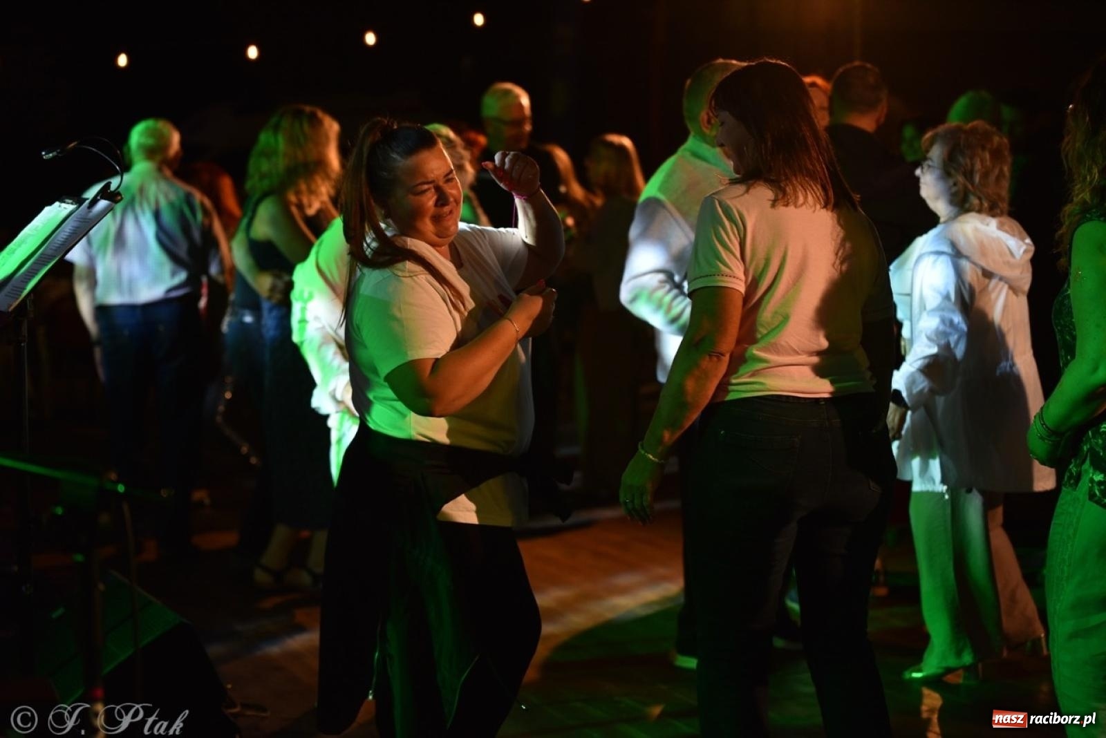 Zdjęcie w galerii na portalu naszraciborz.pl: Potańcówka na OFCE: Kraków Street Band i dancing pod Tęczową w klimatach swingowych wiadomości z regionu