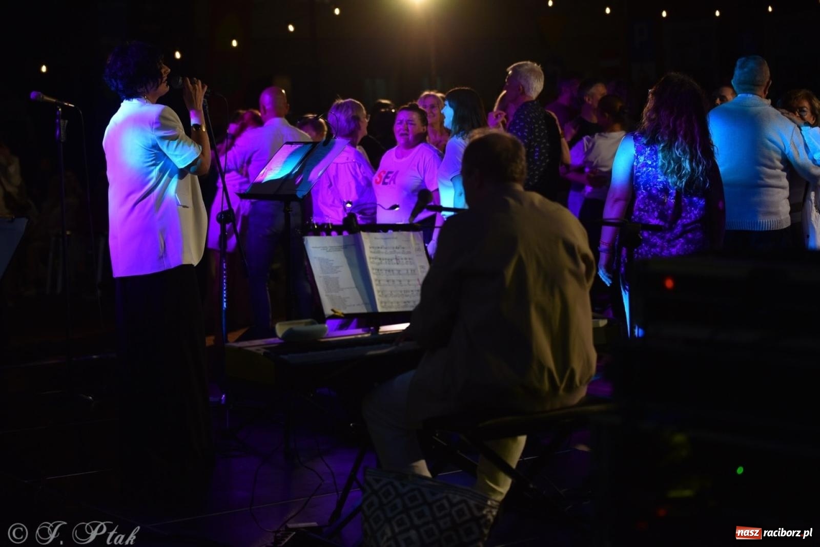 Zdjęcie w galerii na portalu naszraciborz.pl: Potańcówka na OFCE: Kraków Street Band i dancing pod Tęczową w klimatach swingowych wiadomości z regionu