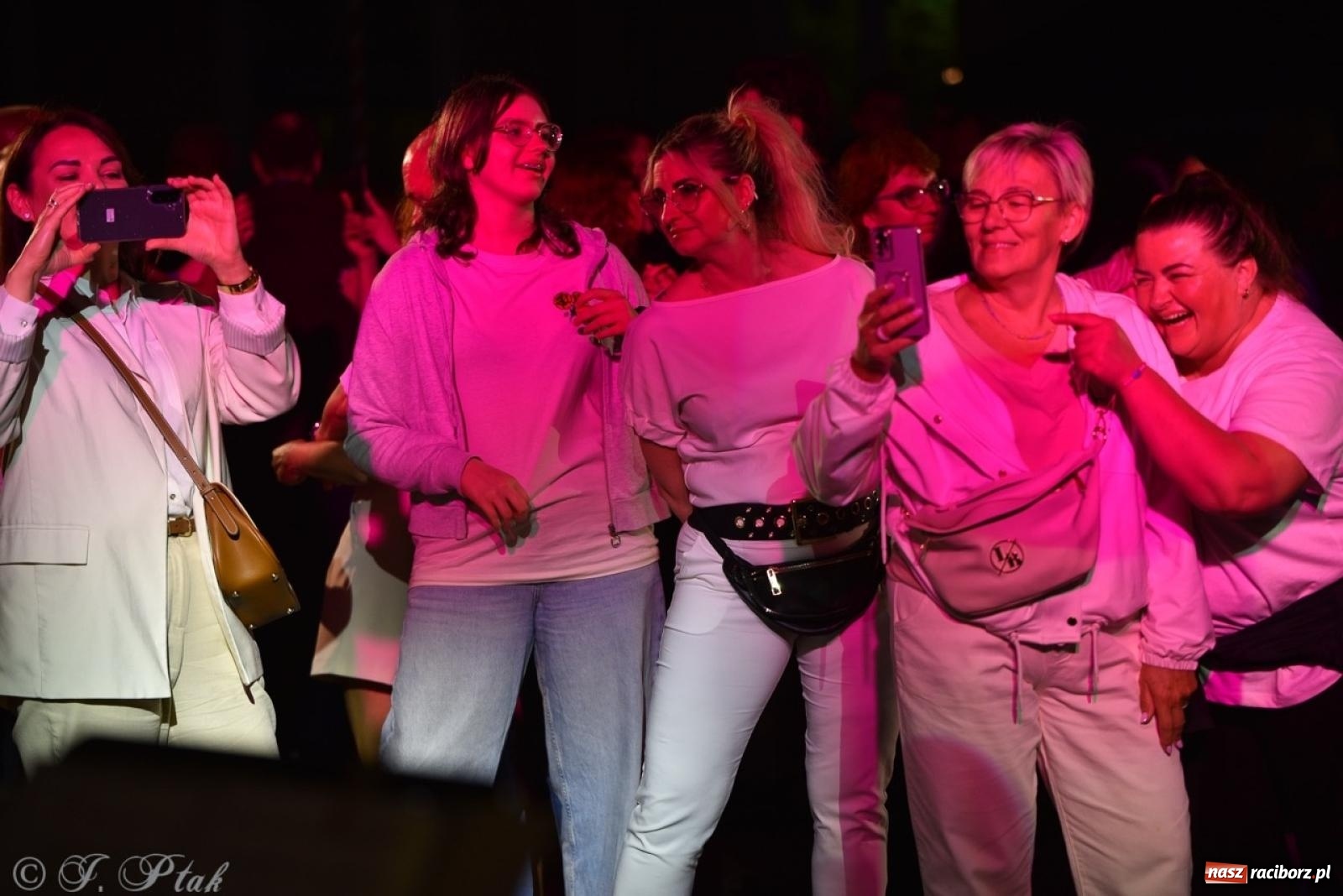 Zdjęcie w galerii na portalu naszraciborz.pl: Potańcówka na OFCE: Kraków Street Band i dancing pod Tęczową w klimatach swingowych wiadomości z regionu