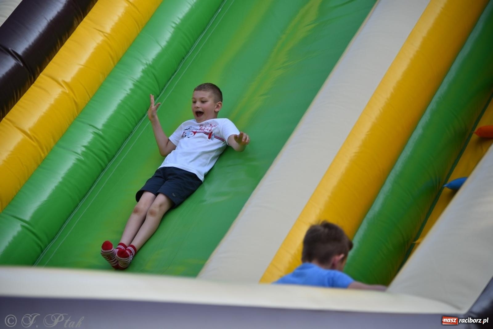 Zdjęcie w galerii na portalu naszraciborz.pl: Festyn szkolny przyciągnął tłumy do SP 15 [FOTO i WIDEO] wiadomości z regionu