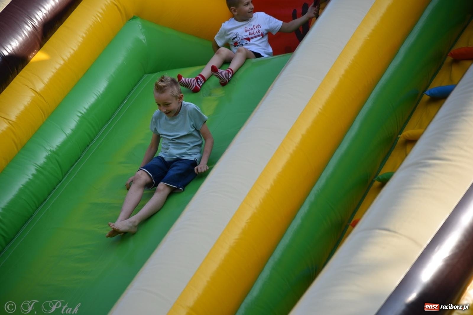 Zdjęcie w galerii na portalu naszraciborz.pl: Festyn szkolny przyciągnął tłumy do SP 15 [FOTO i WIDEO] wiadomości z regionu