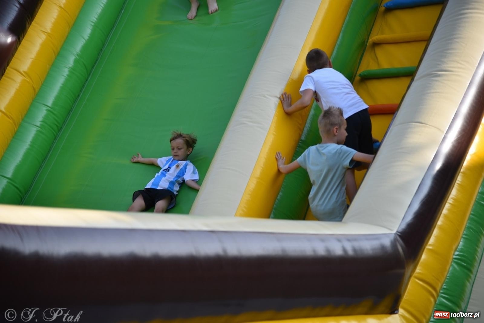 Zdjęcie w galerii na portalu naszraciborz.pl: Festyn szkolny przyciągnął tłumy do SP 15 [FOTO i WIDEO] wiadomości z regionu