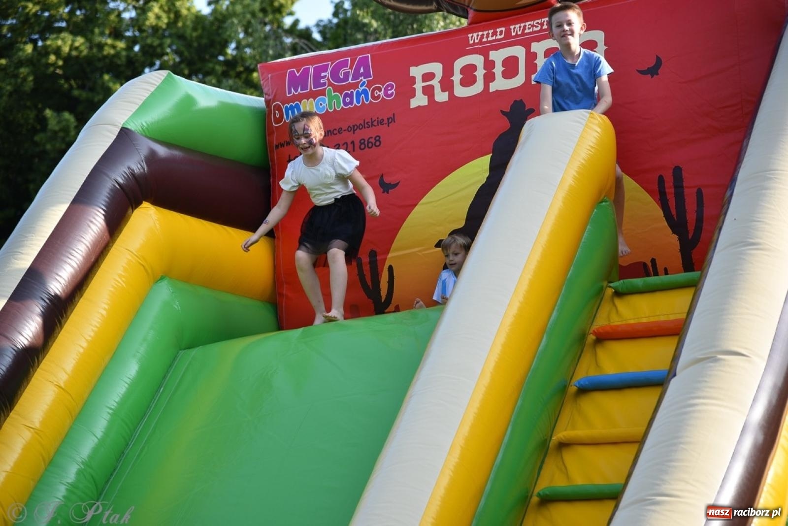 Zdjęcie w galerii na portalu naszraciborz.pl: Festyn szkolny przyciągnął tłumy do SP 15 [FOTO i WIDEO] wiadomości z regionu