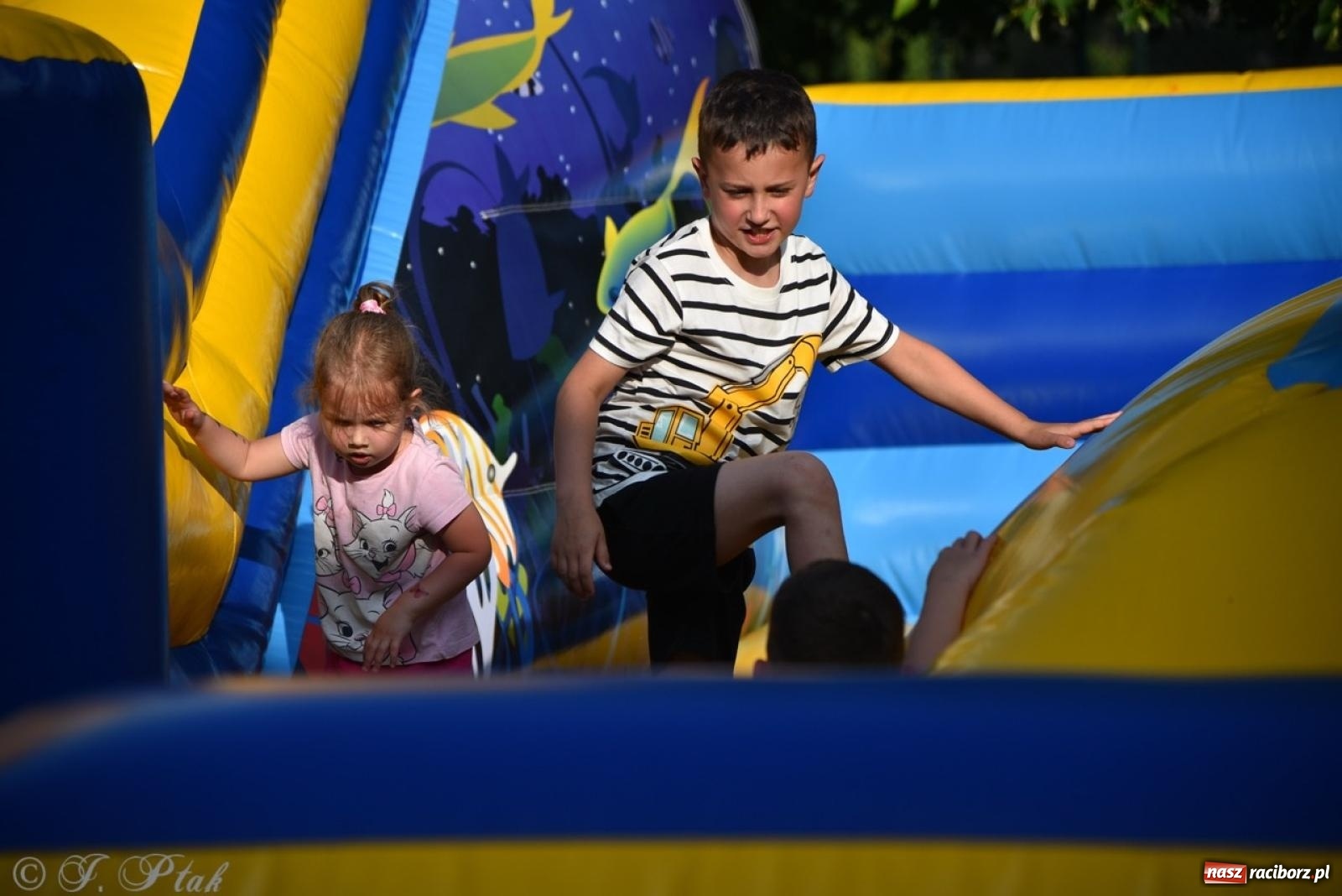 Zdjęcie w galerii na portalu naszraciborz.pl: Festyn szkolny przyciągnął tłumy do SP 15 [FOTO i WIDEO] wiadomości z regionu