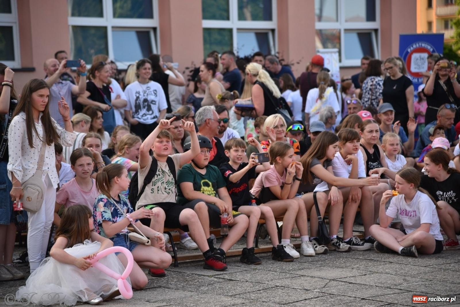 Zdjęcie w galerii na portalu naszraciborz.pl: Festyn szkolny przyciągnął tłumy do SP 15 [FOTO i WIDEO] wiadomości z regionu