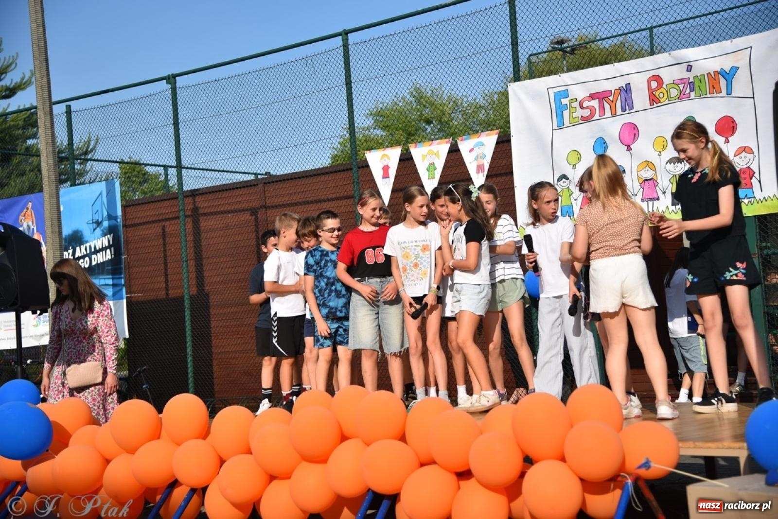 Zdjęcie w galerii na portalu naszraciborz.pl: Festyn szkolny przyciągnął tłumy do SP 15 [FOTO i WIDEO] wiadomości z regionu