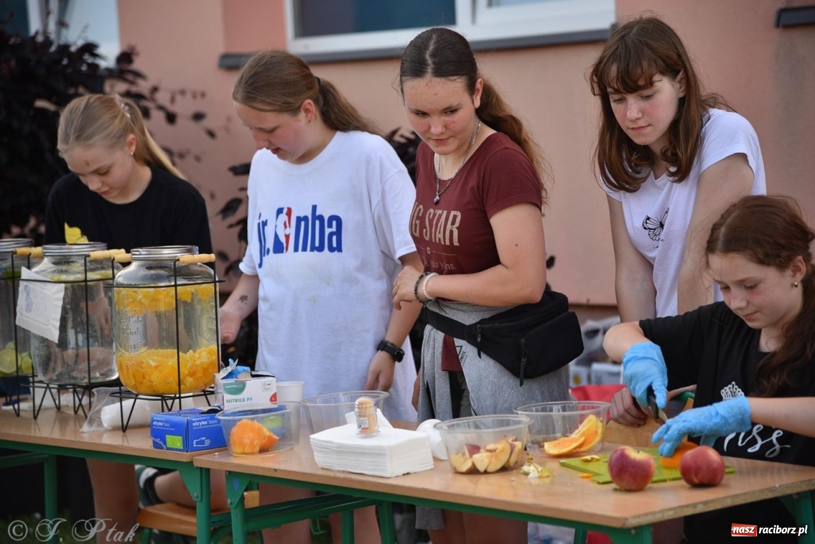 Zdjęcie w galerii na portalu naszraciborz.pl: Festyn szkolny przyciągnął tłumy do SP 15 [FOTO i WIDEO] wiadomości z regionu