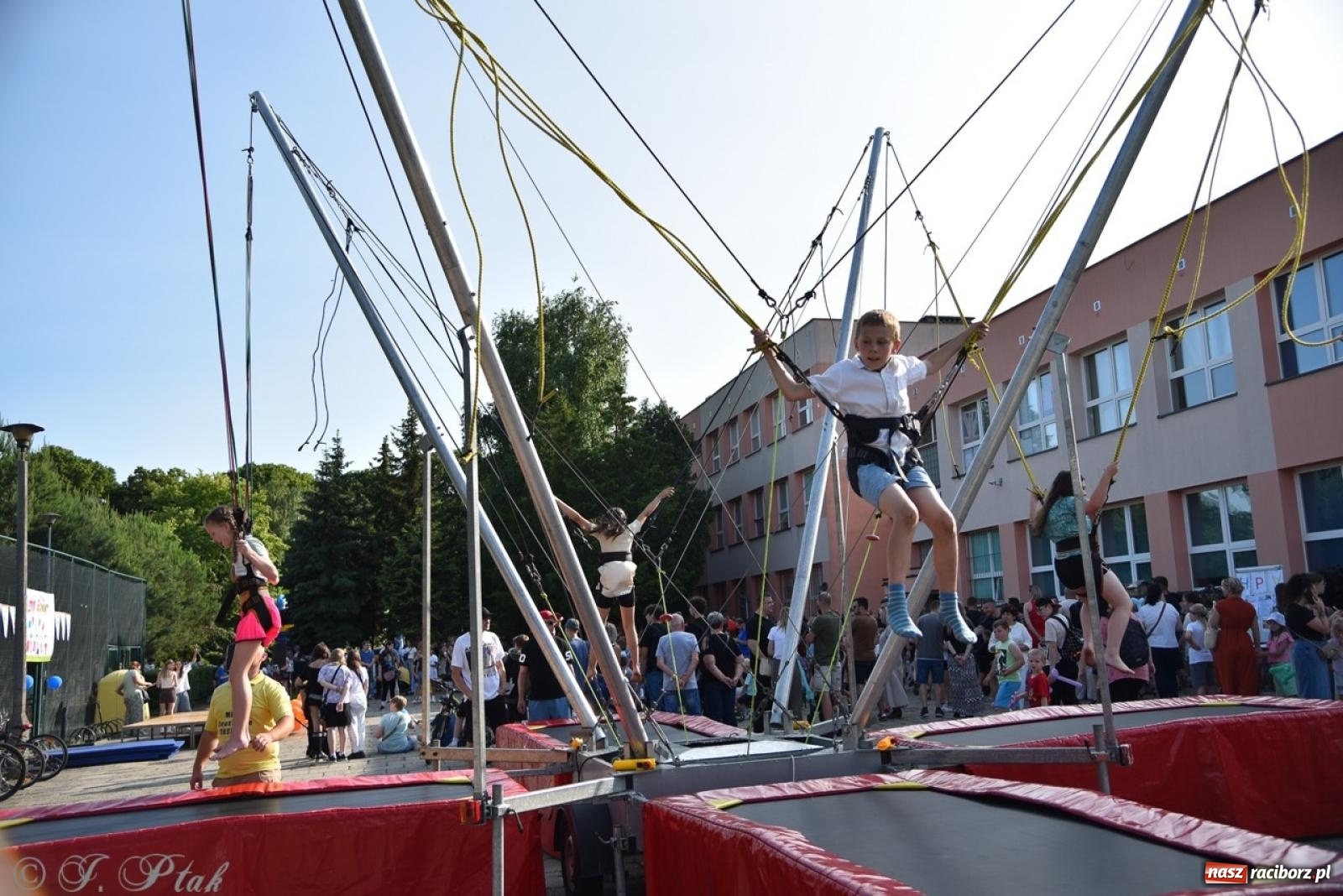 Zdjęcie w galerii na portalu naszraciborz.pl: Festyn szkolny przyciągnął tłumy do SP 15 [FOTO i WIDEO] wiadomości z regionu