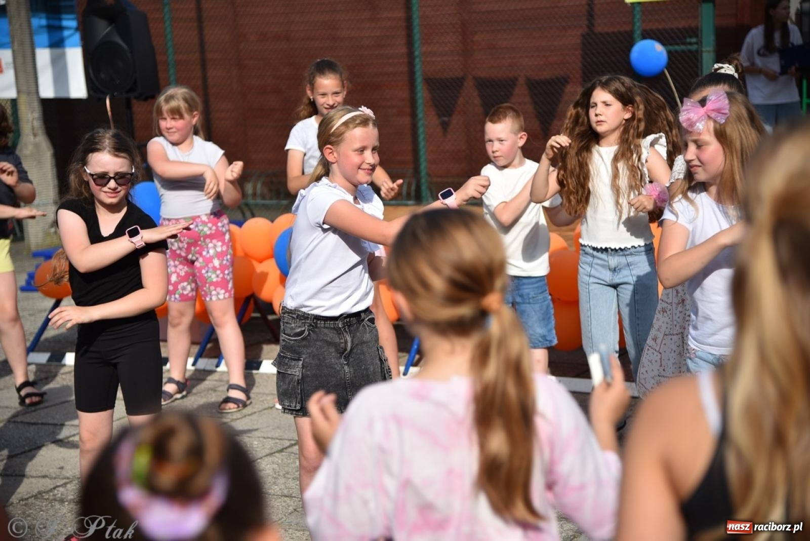Zdjęcie w galerii na portalu naszraciborz.pl: Festyn szkolny przyciągnął tłumy do SP 15 [FOTO i WIDEO] wiadomości z regionu