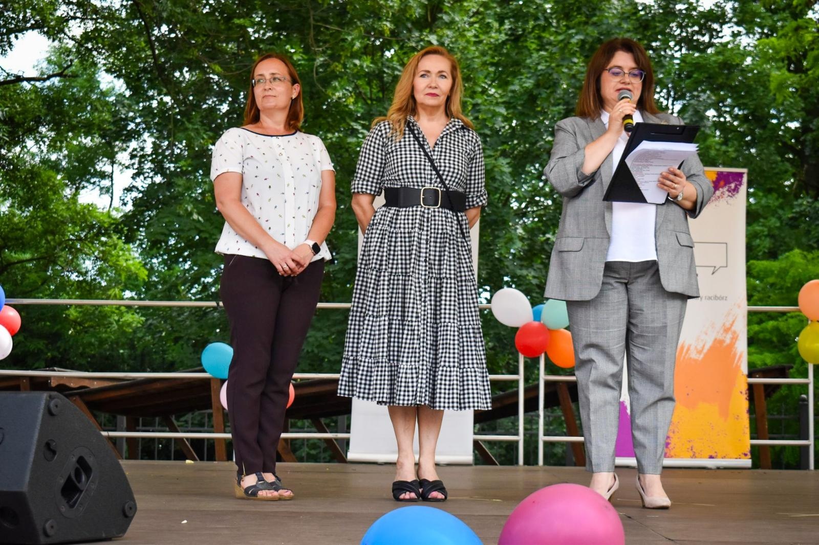 Zdjęcie w galerii na portalu naszraciborz.pl: Rodzinne świętowanie z MDK na dziedzińcu Zamku Piastowskiego w Raciborzu wiadomości z regionu