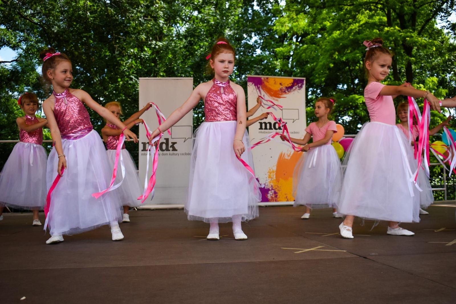 Zdjęcie w galerii na portalu naszraciborz.pl: Rodzinne świętowanie z MDK na dziedzińcu Zamku Piastowskiego w Raciborzu wiadomości z regionu