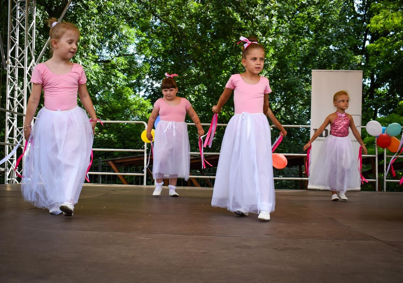 Zdjęcie w galerii na portalu naszraciborz.pl: Rodzinne świętowanie z MDK na dziedzińcu Zamku Piastowskiego w Raciborzu wiadomości z regionu