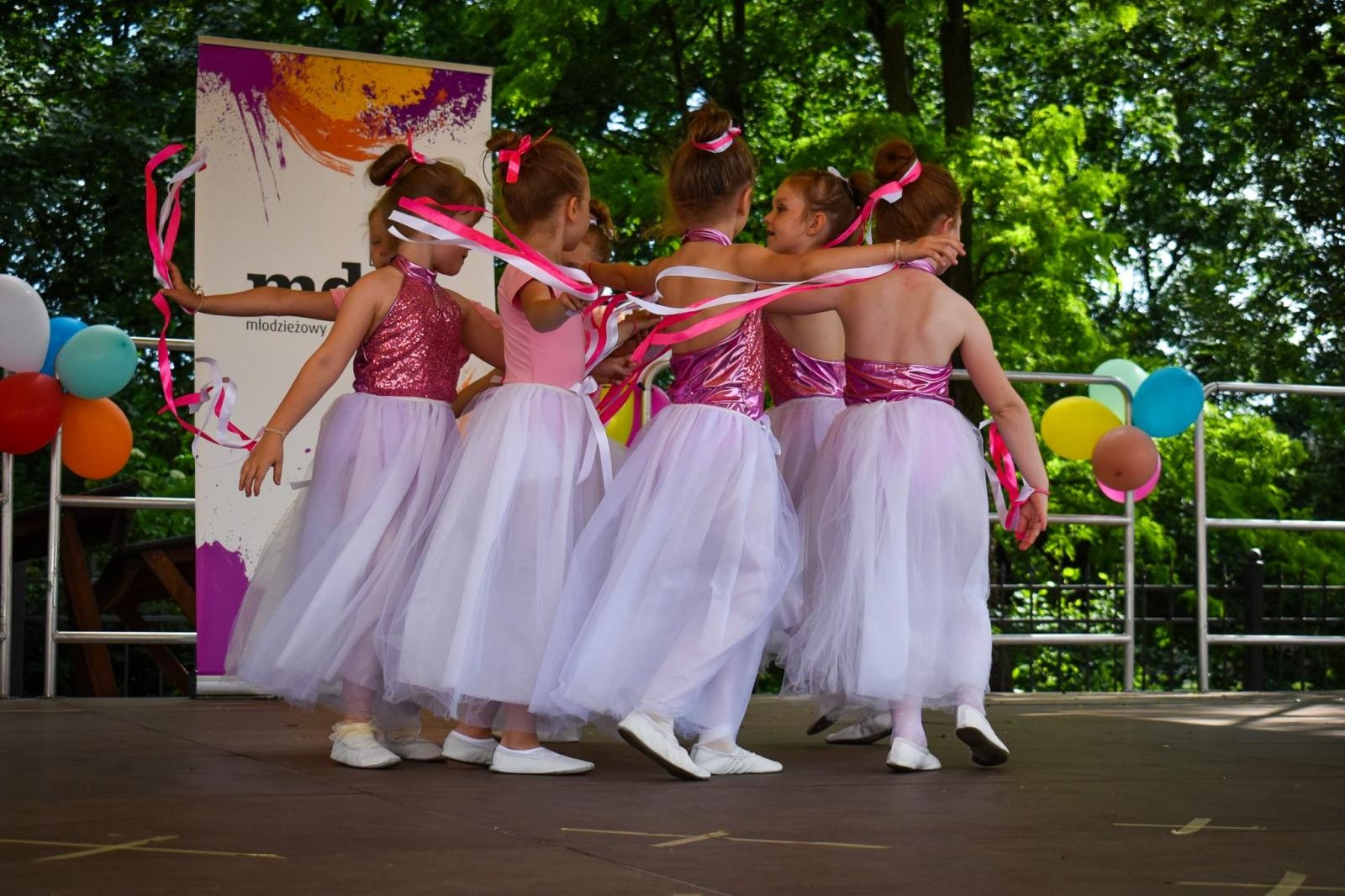 Zdjęcie w galerii na portalu naszraciborz.pl: Rodzinne świętowanie z MDK na dziedzińcu Zamku Piastowskiego w Raciborzu wiadomości z regionu