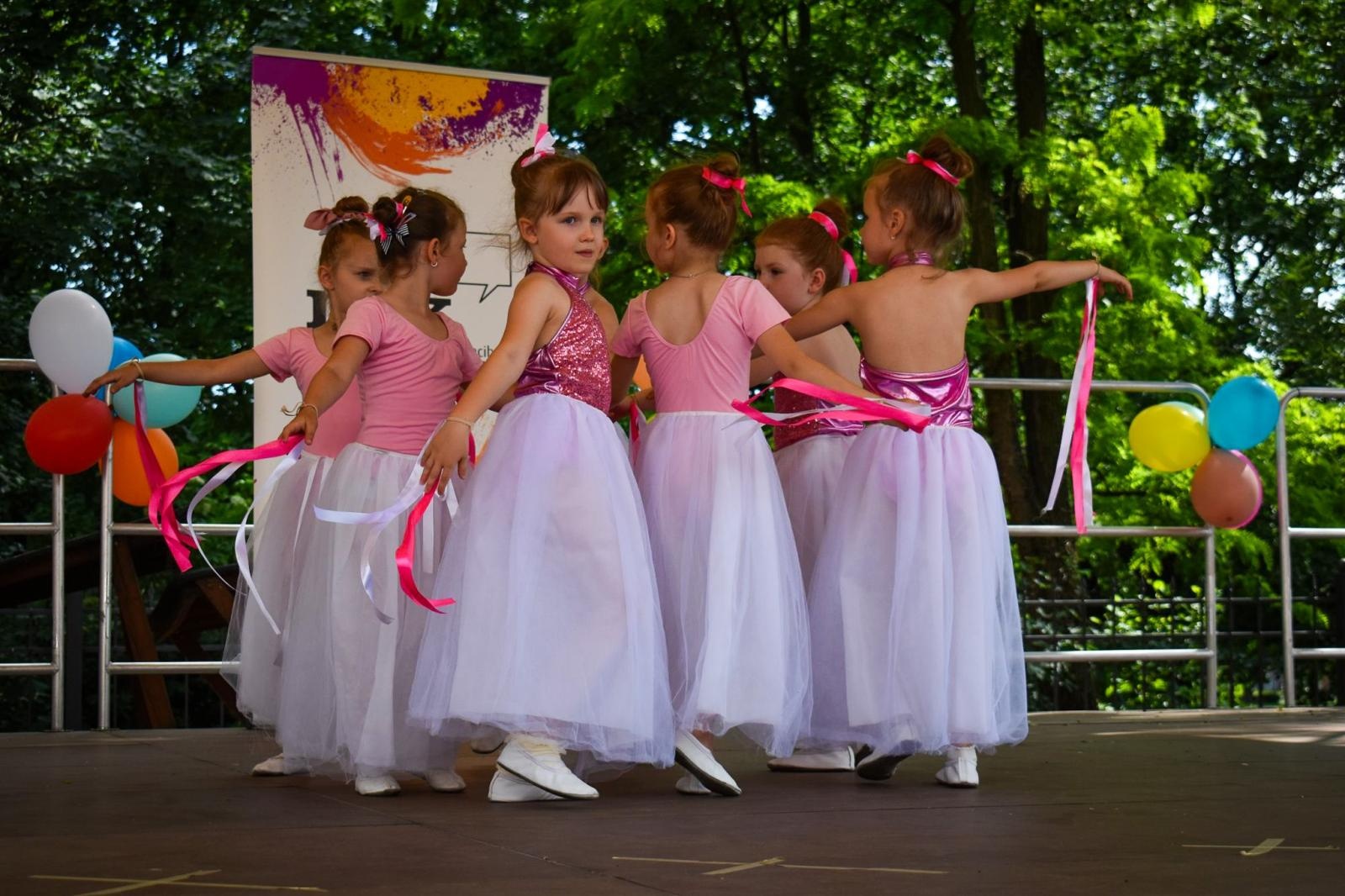 Zdjęcie w galerii na portalu naszraciborz.pl: Rodzinne świętowanie z MDK na dziedzińcu Zamku Piastowskiego w Raciborzu wiadomości z regionu