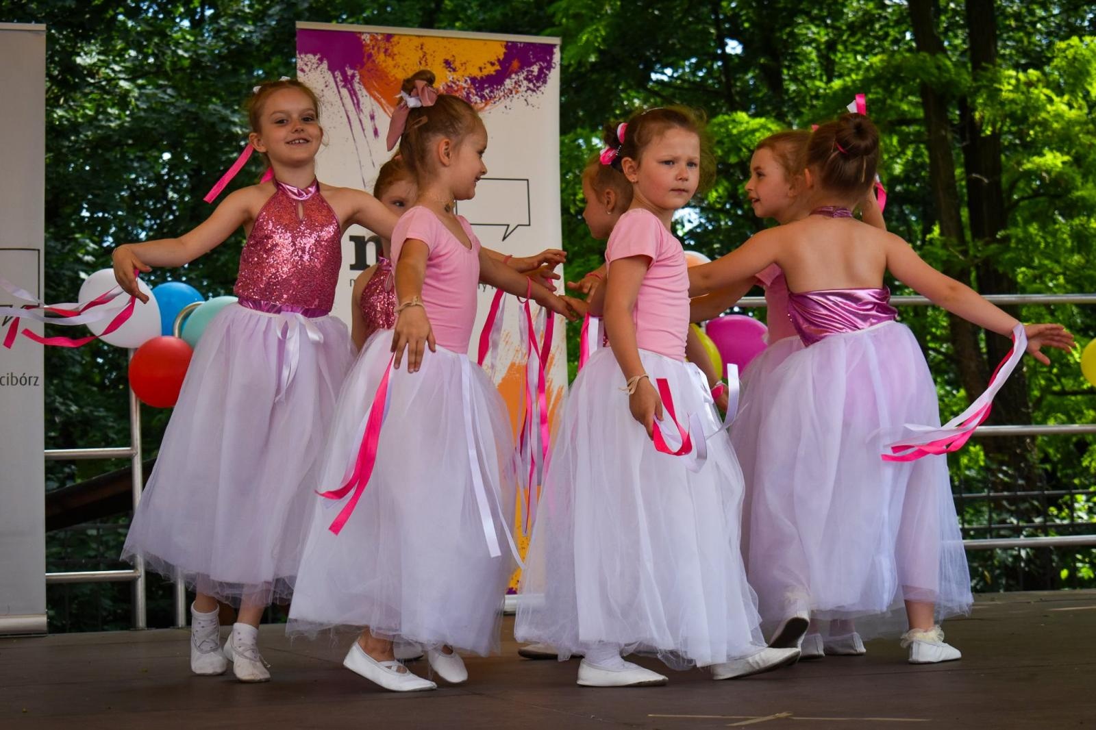 Zdjęcie w galerii na portalu naszraciborz.pl: Rodzinne świętowanie z MDK na dziedzińcu Zamku Piastowskiego w Raciborzu wiadomości z regionu