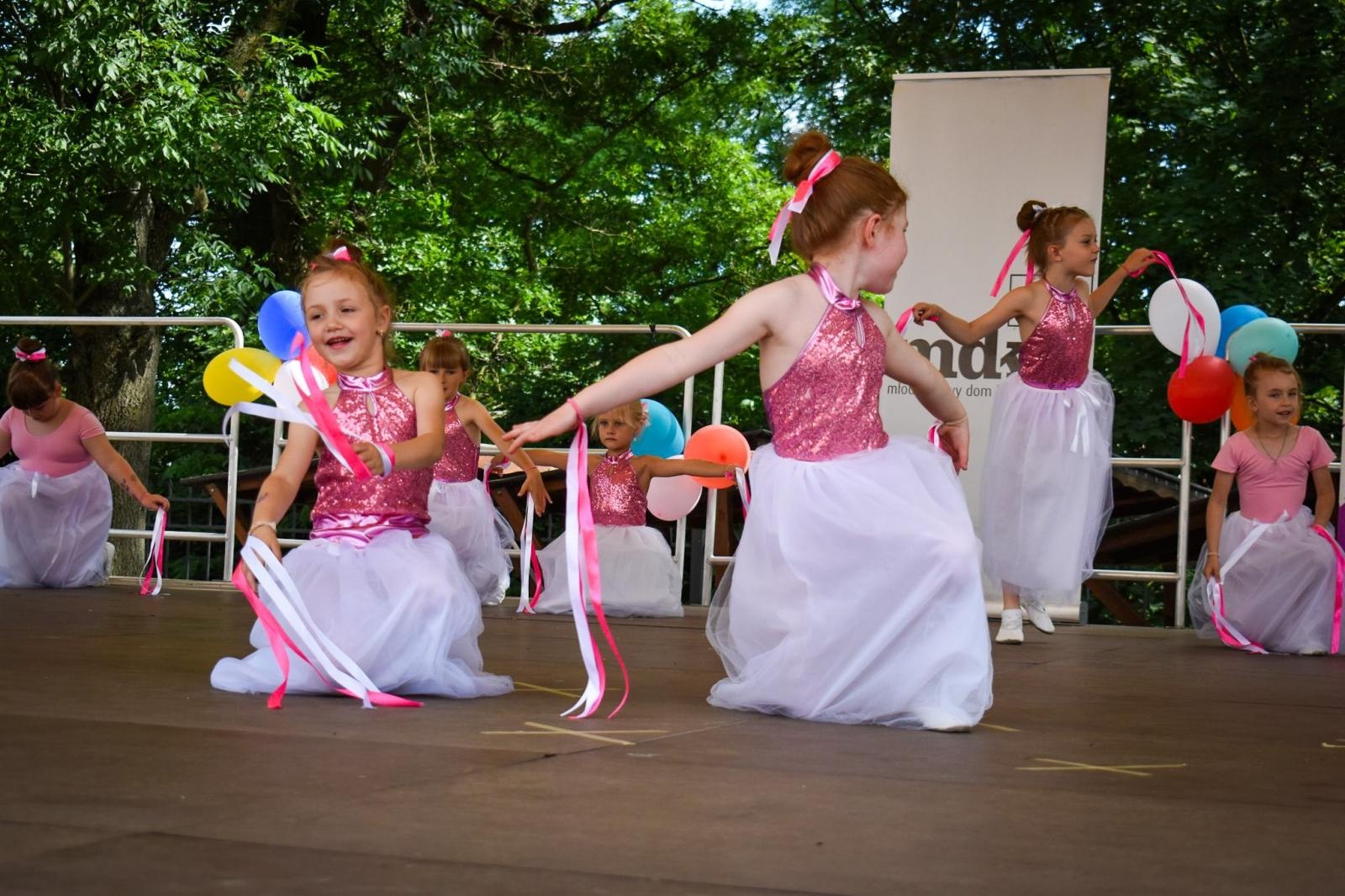Zdjęcie w galerii na portalu naszraciborz.pl: Rodzinne świętowanie z MDK na dziedzińcu Zamku Piastowskiego w Raciborzu wiadomości z regionu