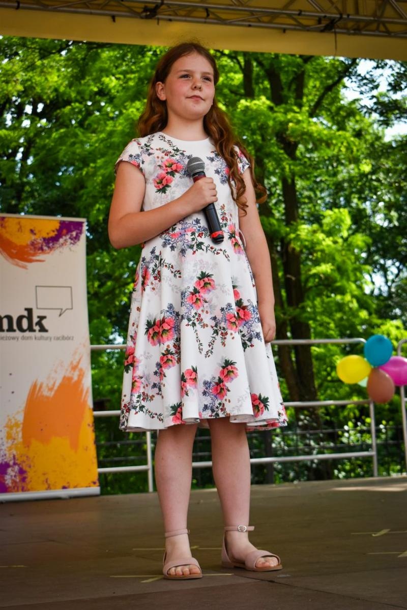 Zdjęcie w galerii na portalu naszraciborz.pl: Rodzinne świętowanie z MDK na dziedzińcu Zamku Piastowskiego w Raciborzu wiadomości z regionu