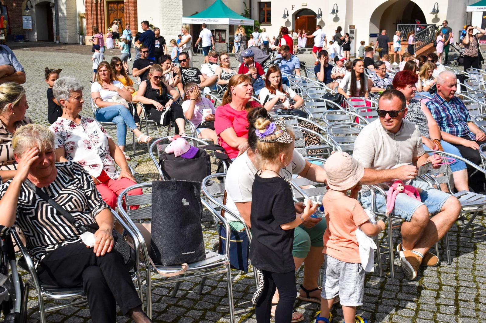 Zdjęcie w galerii na portalu naszraciborz.pl: Rodzinne świętowanie z MDK na dziedzińcu Zamku Piastowskiego w Raciborzu wiadomości z regionu
