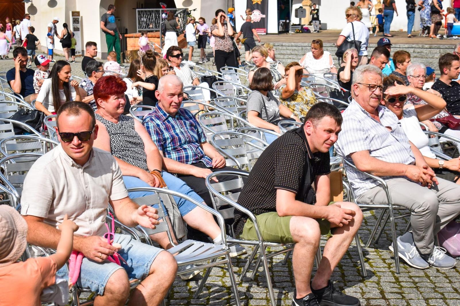 Zdjęcie w galerii na portalu naszraciborz.pl: Rodzinne świętowanie z MDK na dziedzińcu Zamku Piastowskiego w Raciborzu wiadomości z regionu