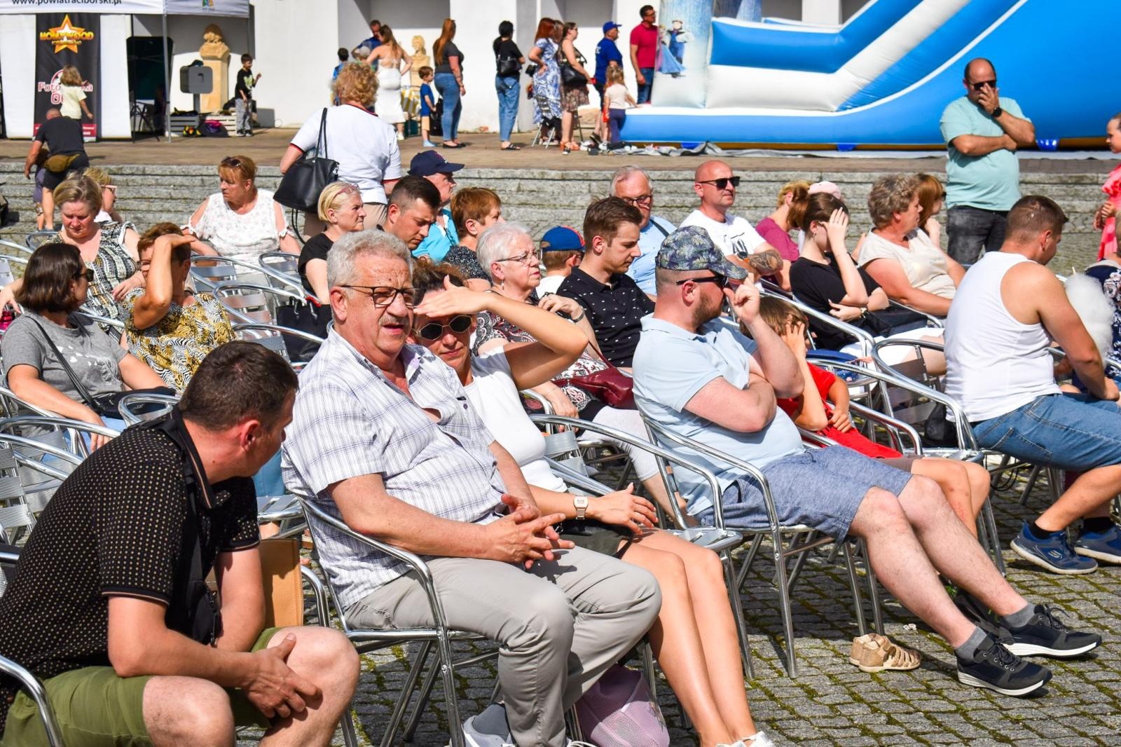 Zdjęcie w galerii na portalu naszraciborz.pl: Rodzinne świętowanie z MDK na dziedzińcu Zamku Piastowskiego w Raciborzu wiadomości z regionu